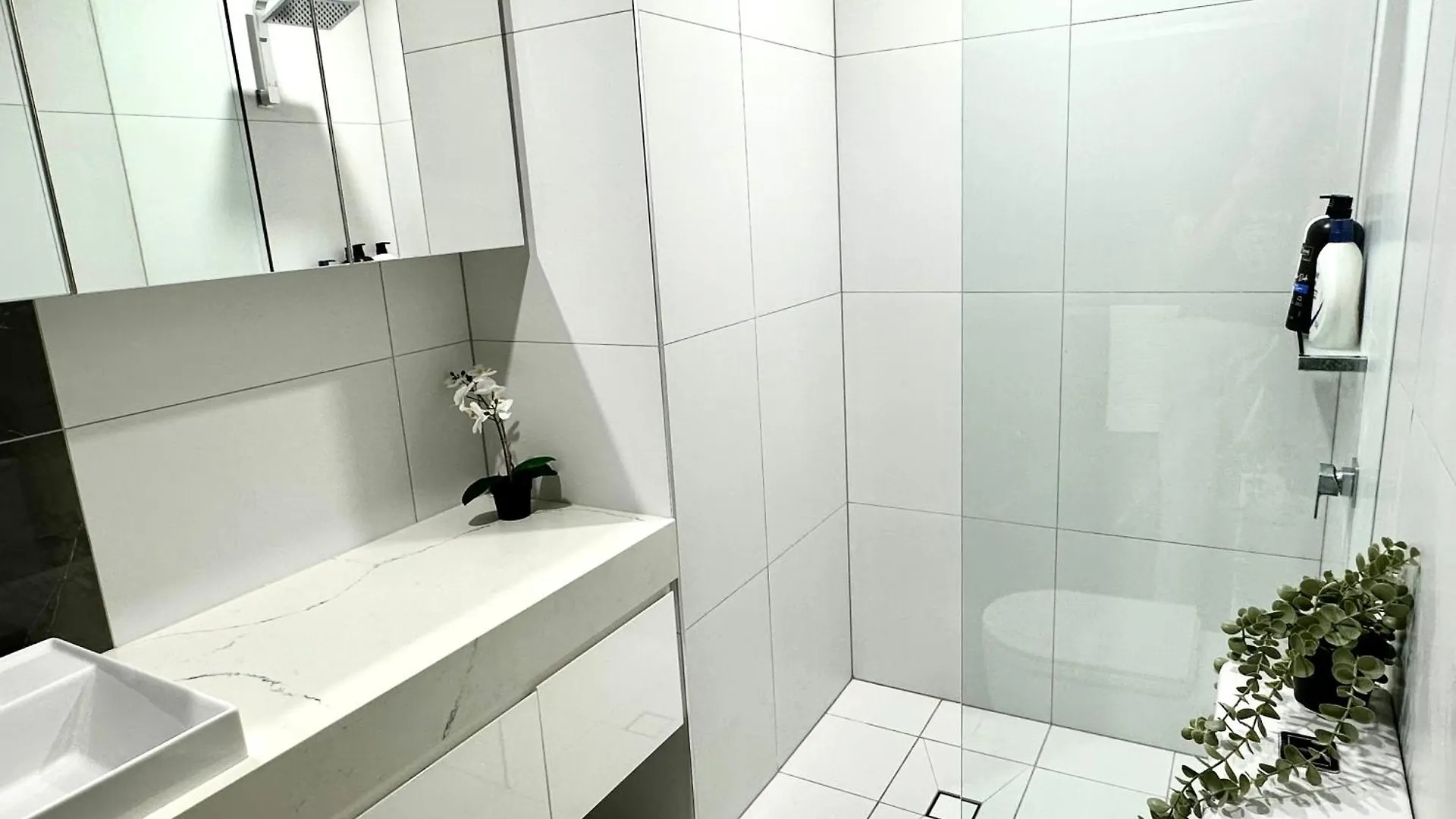 Modern Quiet Two Bedroom Apt In Canberra City 0*,