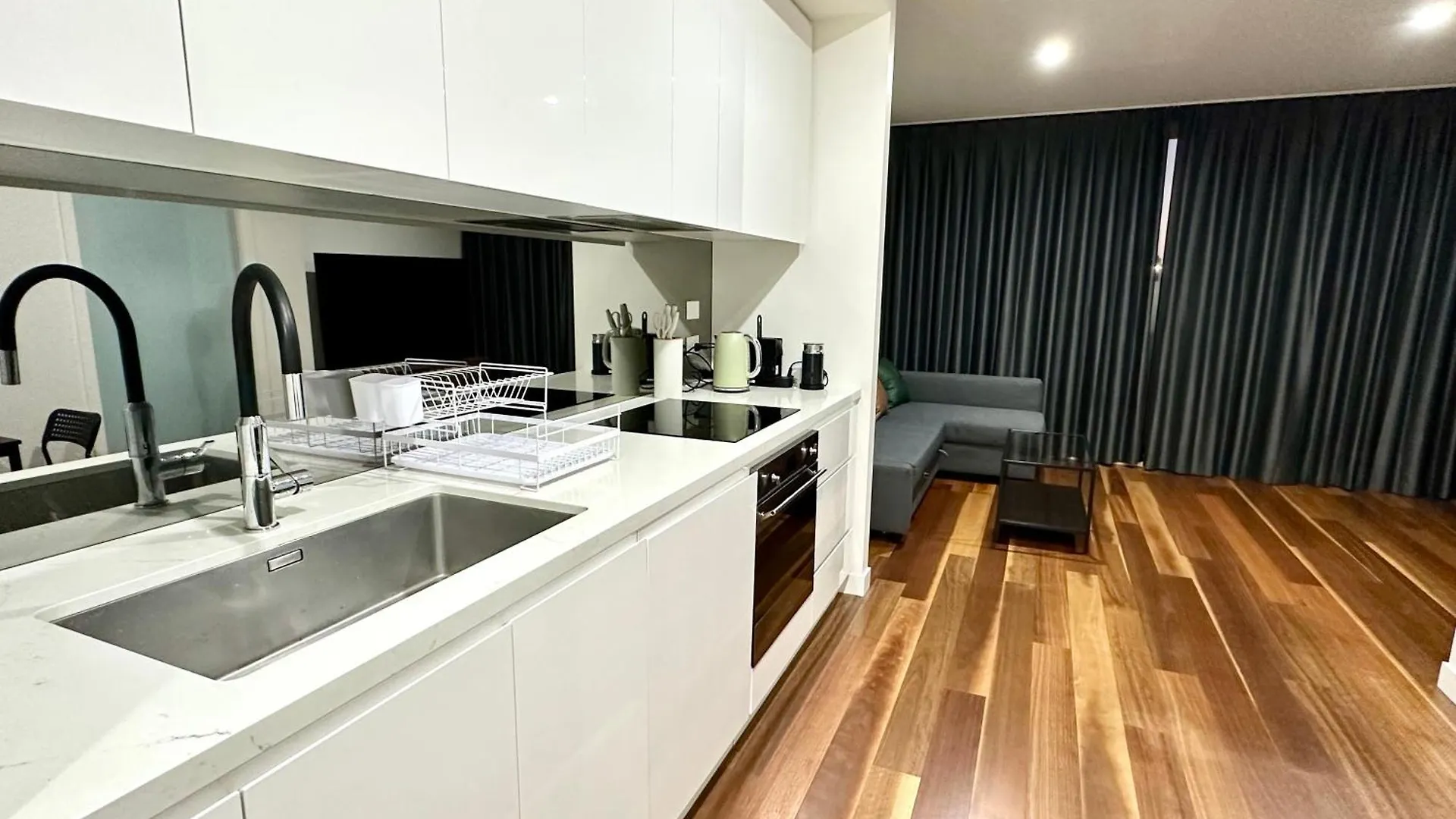 Apartment Modern Quiet Two Bedroom Apt In Canberra City